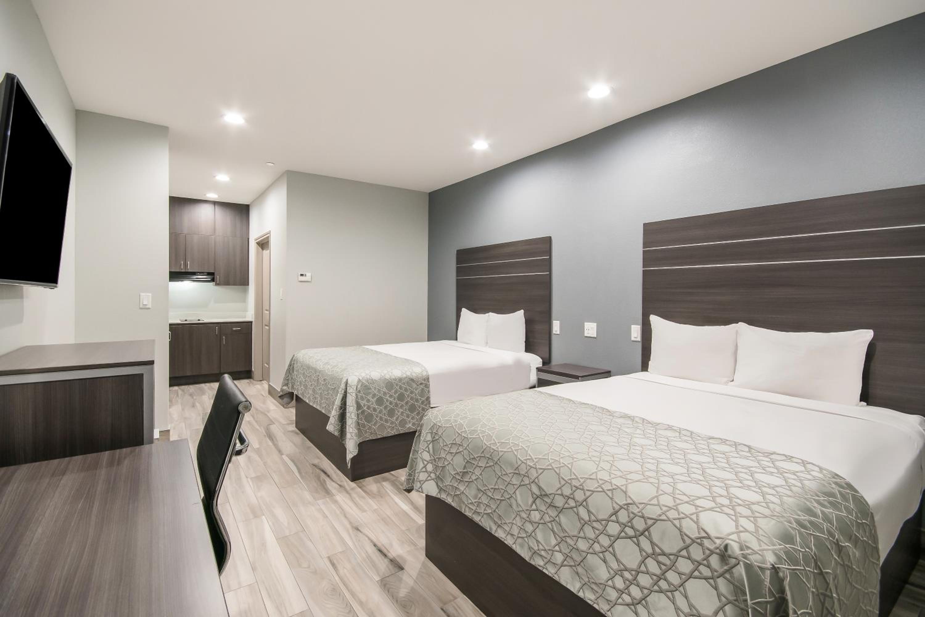 SUITE, 2 QUEEN BEDS, KITCHEN