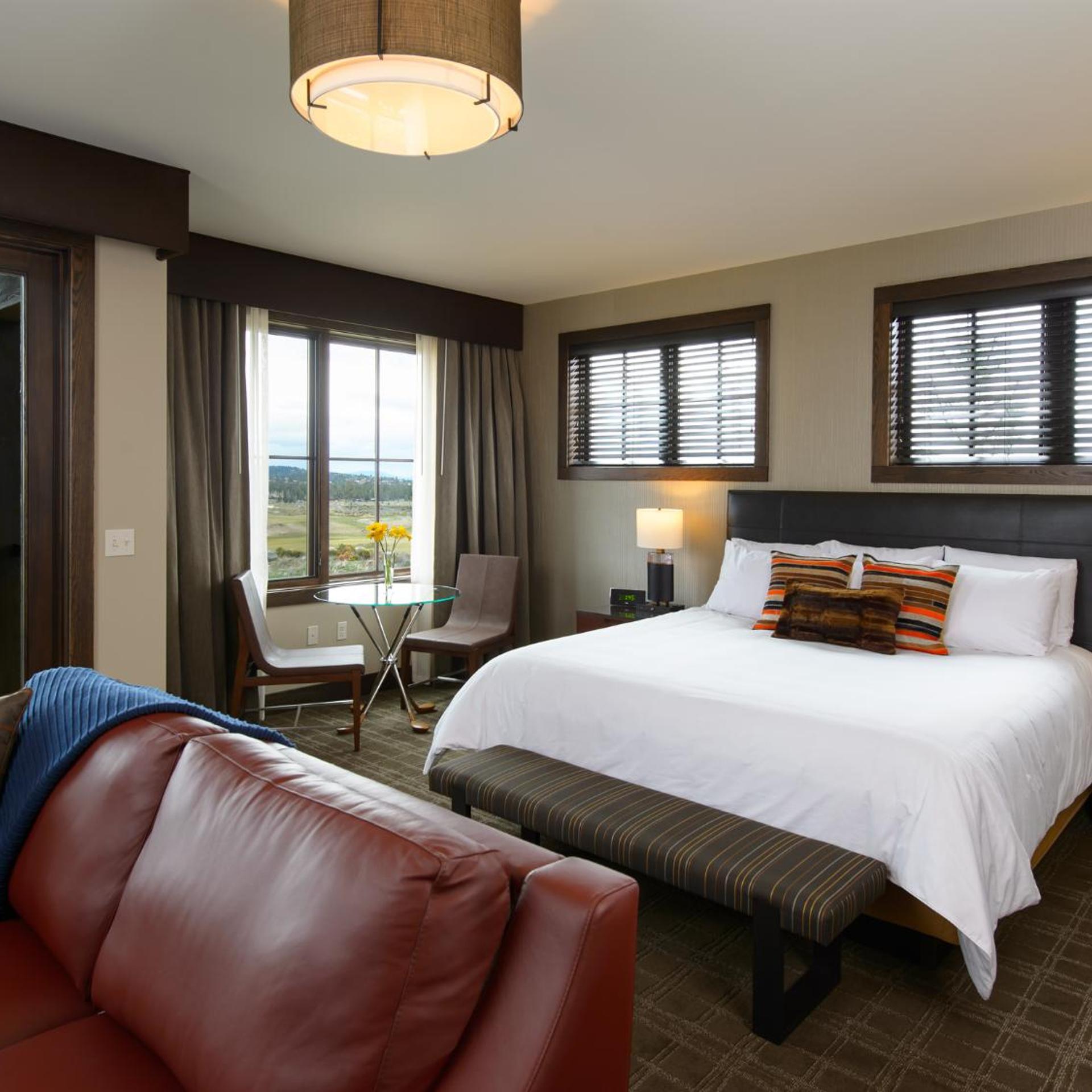Deluxe, King Bed, Golf Course View, Corner