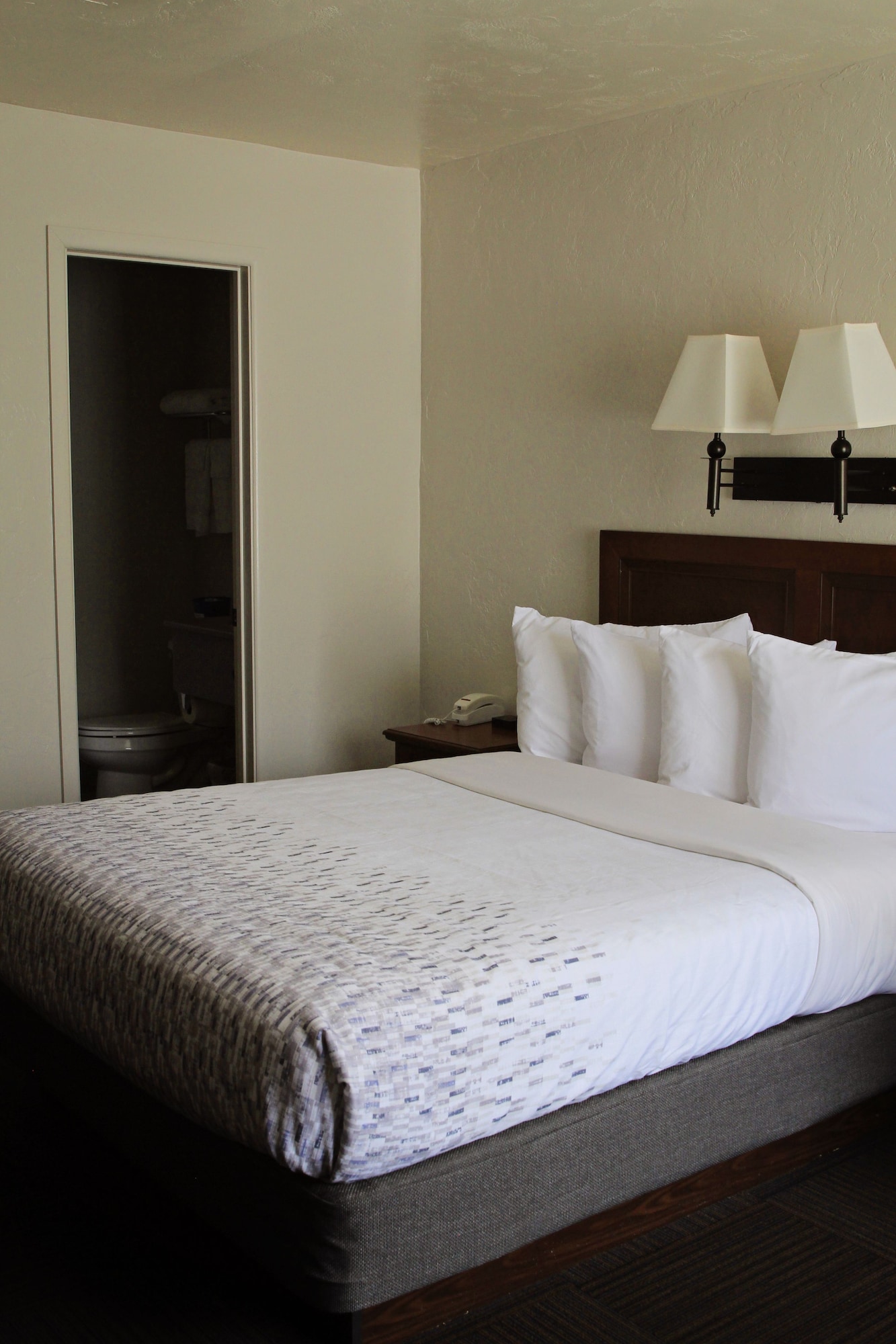 ROOM, QUEEN BED