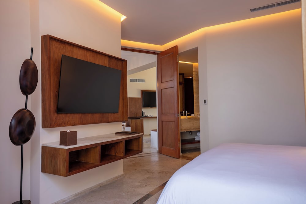 2 Bedrooms, Diamond Club, Master, Suite, 2 King Beds, Ocean Front