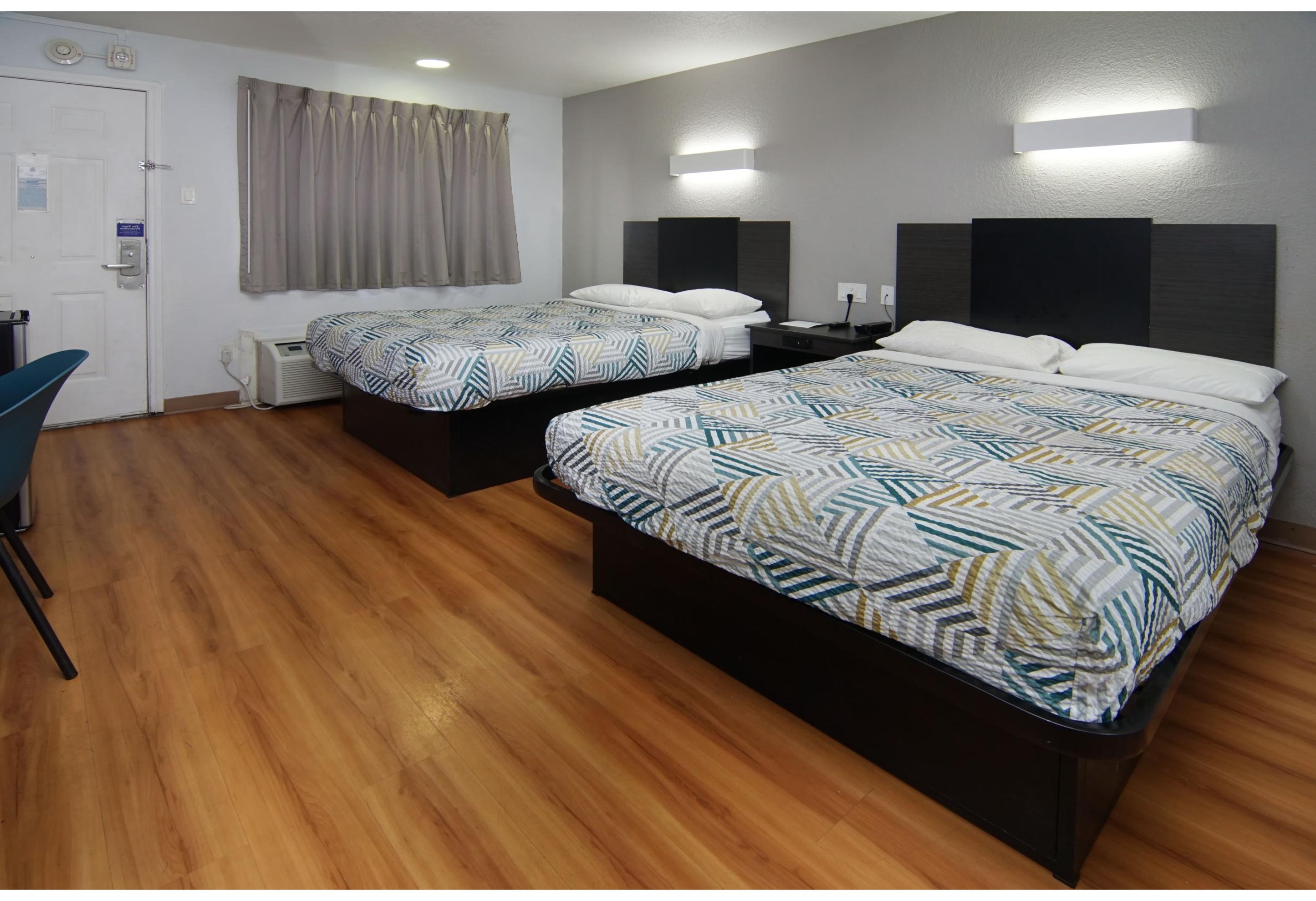 2 Queen Beds - Mob Acc RI Shwr Nsmk Micfridg