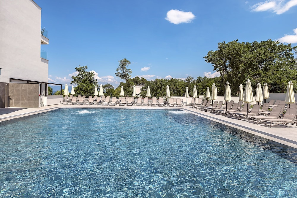 Riva Luxury Hotel 66/69