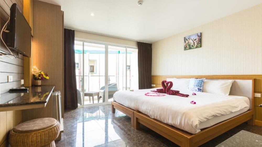 ROOM, DOUBLE OR TWIN BED, SIDE SEA VIEW