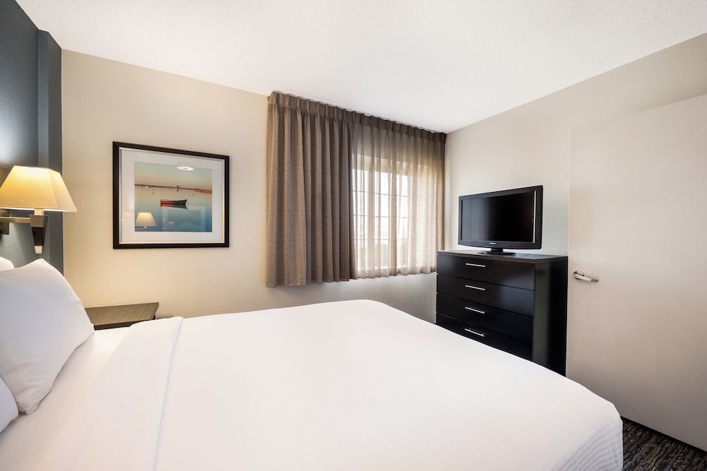 1 BEDROOM, SUITE, QUEEN BED, BATHTUB, ACCESSIBLE