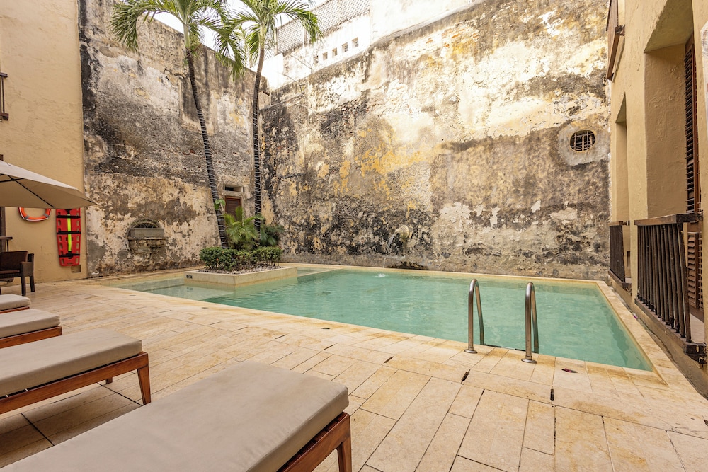 Ananda Hotel Boutique 40/70