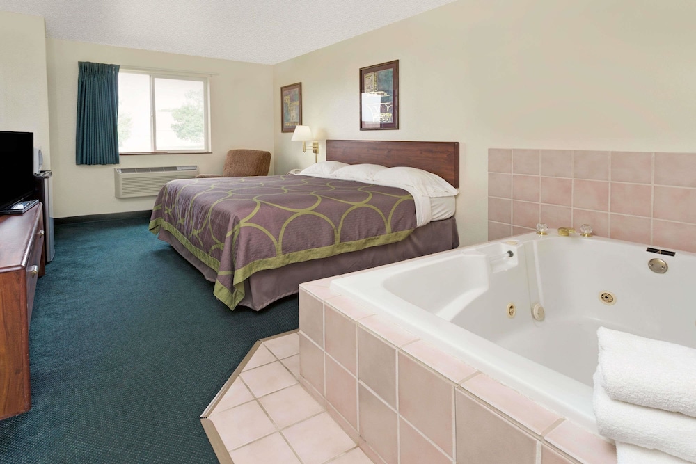 Super 8 by Wyndham Windsor 8/29