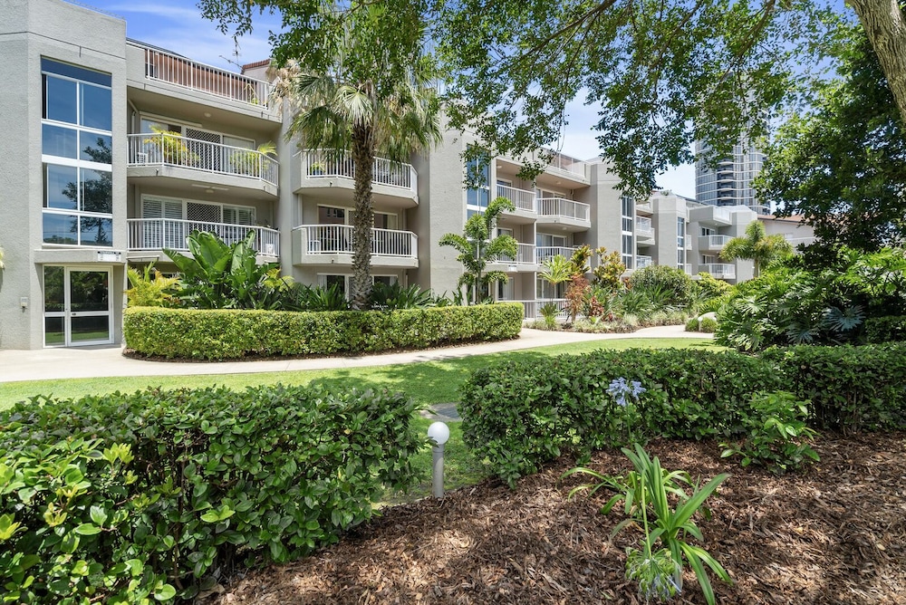 MARKHAM COURT 63/66