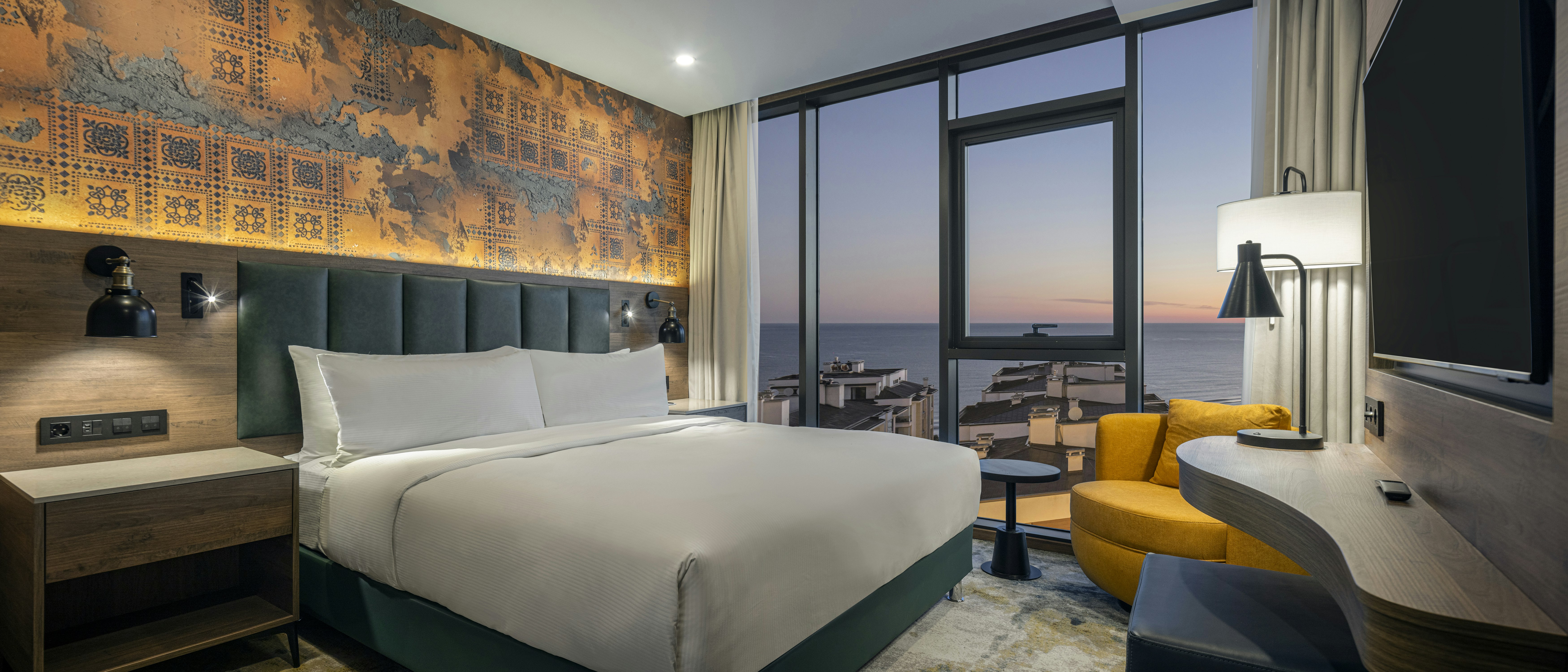 2 Bedrooms, Suite, King Bed, Sea View
