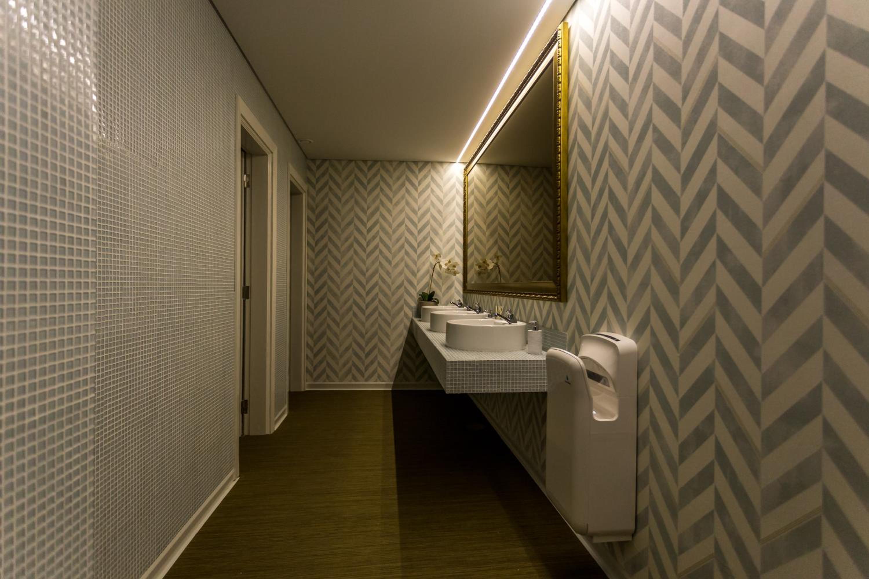 Adelaide Hotel 50/50