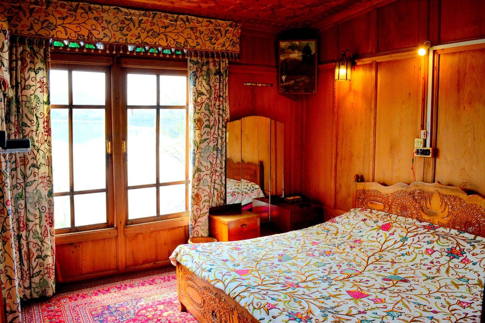 New Golden Flower Heritage Houseboat 6/22