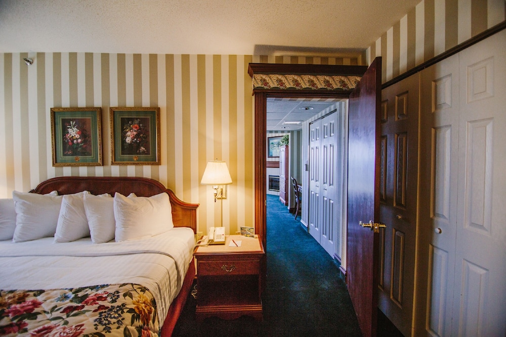 SUITE, KING BED, BAY VIEW