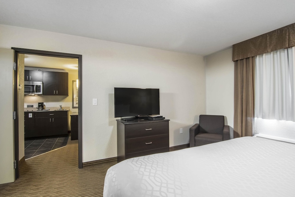 Quality Inn & Suites Thompson, MB 10/41