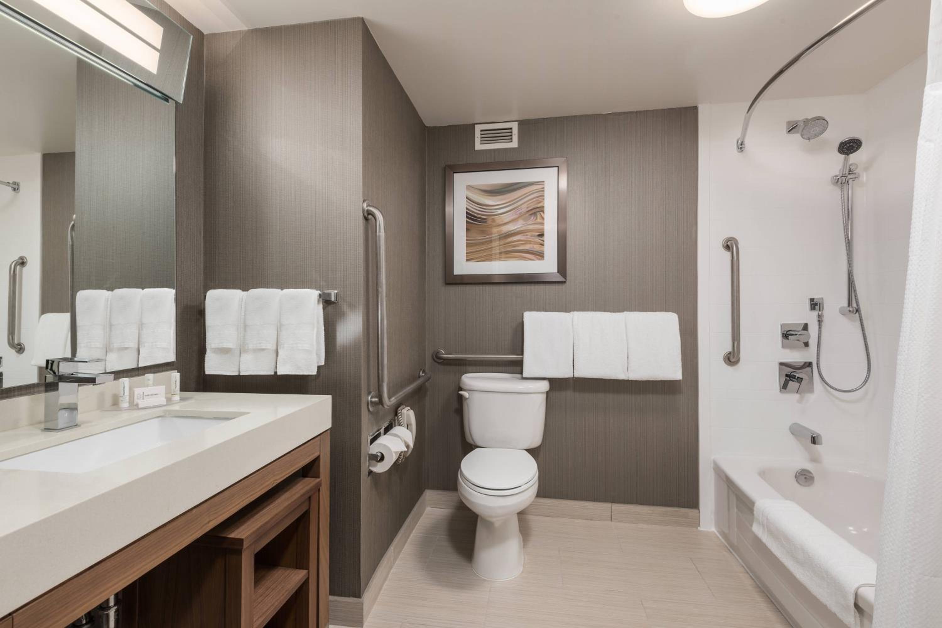 غرفة بسرير كينج وسريرين كوين، Courtyard By Marriott Toronto Vaughan 8/10