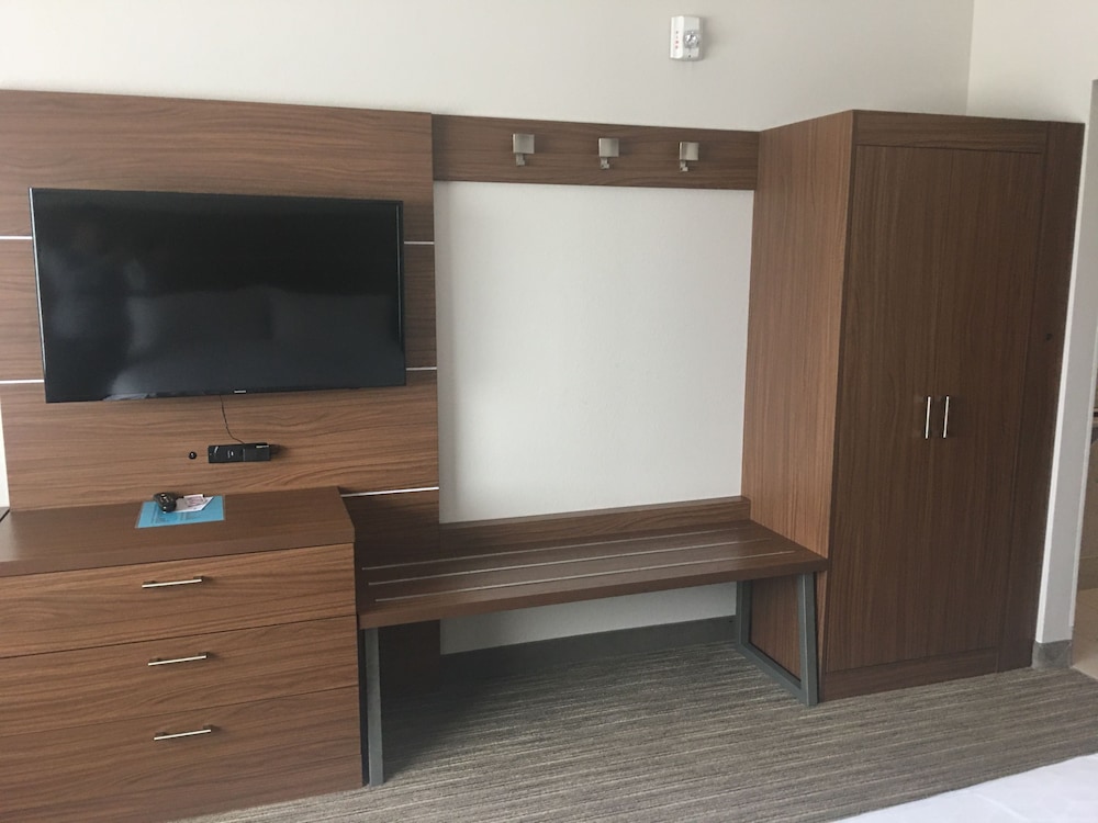 Holiday Inn Express Suites Brenham South 43/46
