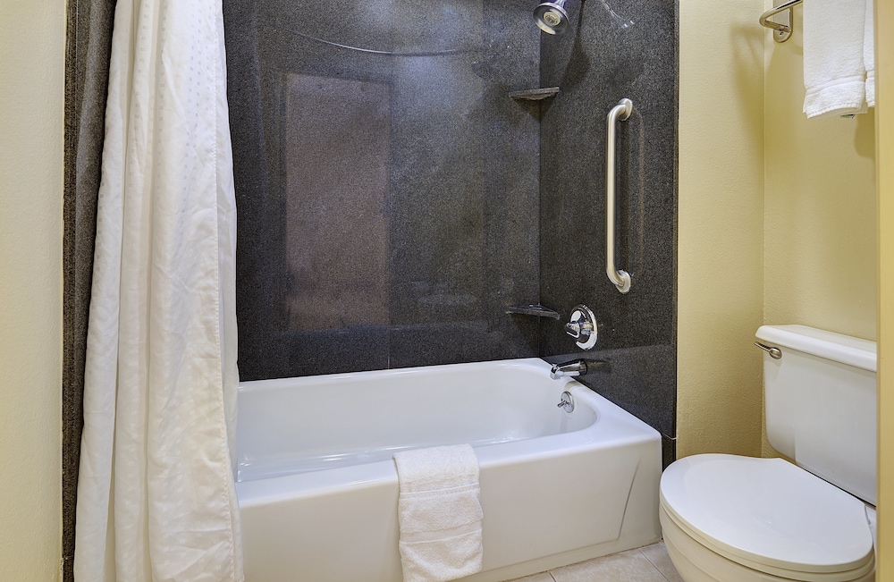 Holiday Inn Express San Diego South National City 33/73