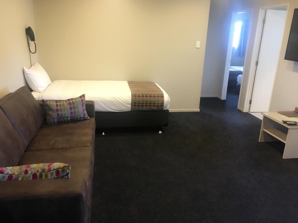 Ellerslie Palms Motel 28/68