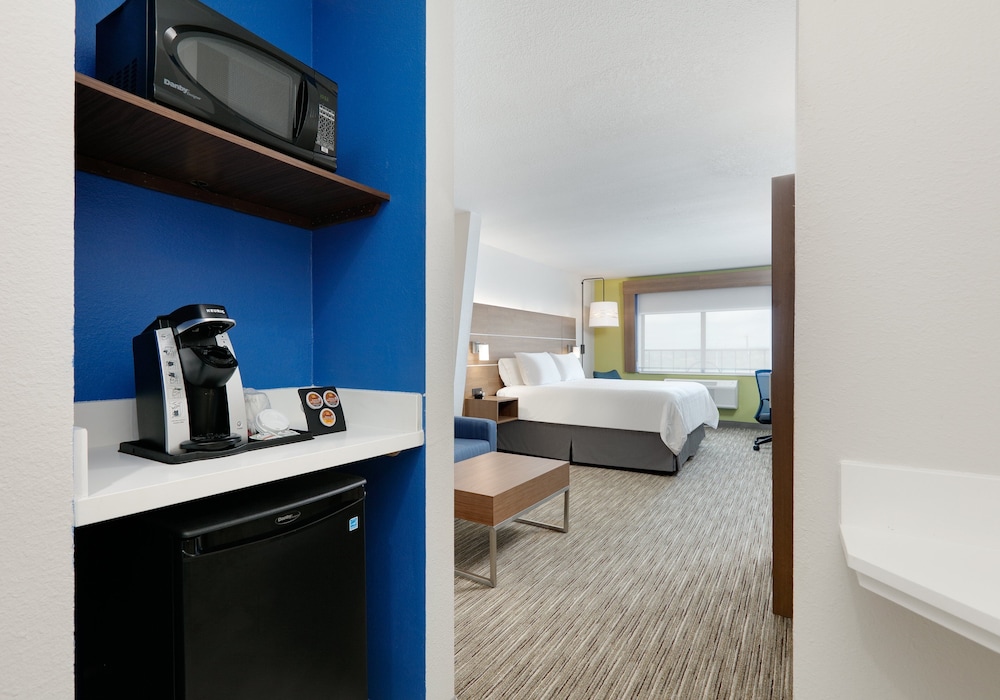 Holiday Inn Express Hotel & Suites San Antonio Nw Near Seaworld 32/76