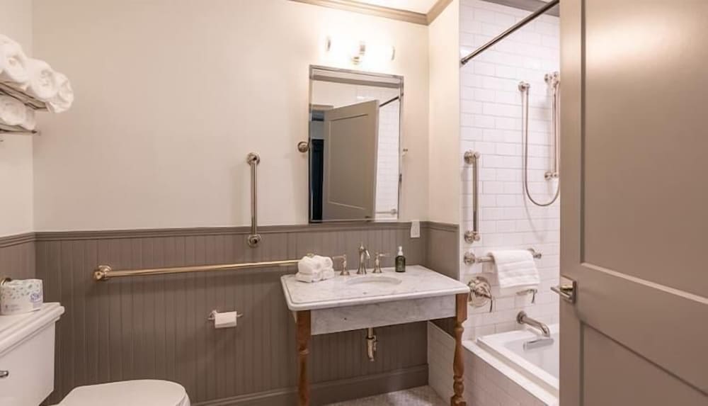Big, Suite, King Bed, Balcony, Accessible