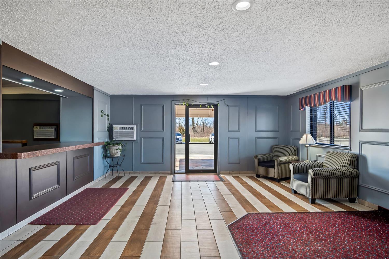 Econo Lodge Inn & Suites Auburn, MI 16/19