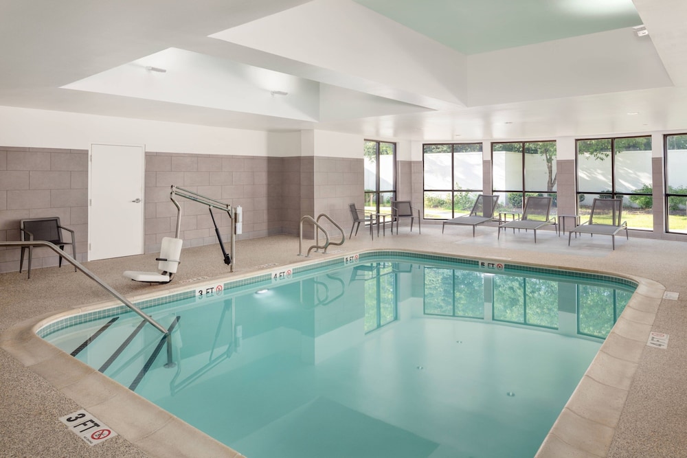 Courtyard by Marriott Portland Airport 24/52