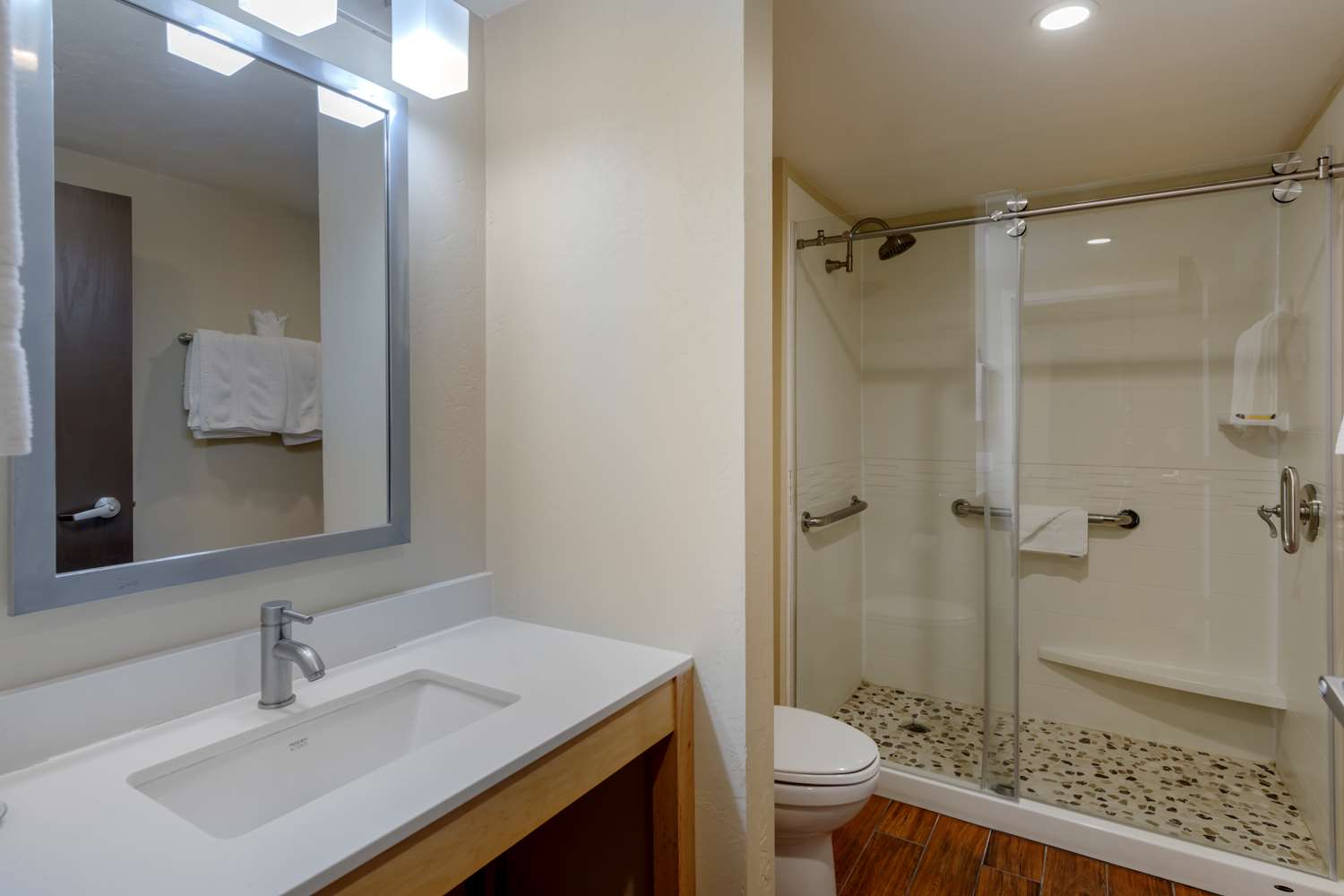 غرفة بسرير كينج بإطلالة على الفناء، Best Western Plus South Coast Inn 8/9