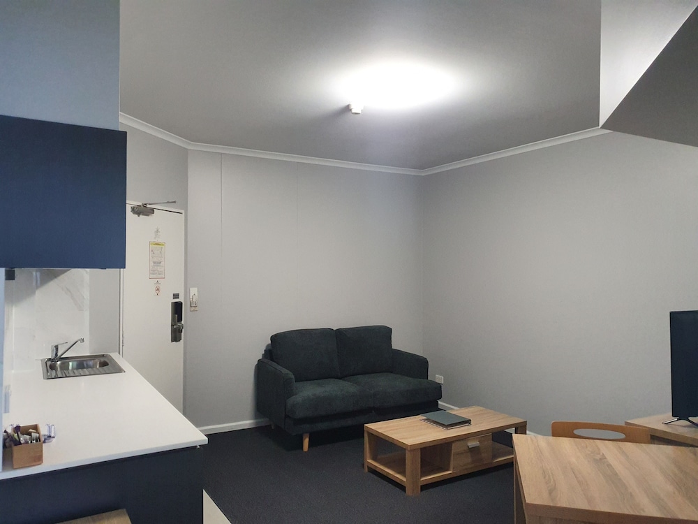 CAPITAL EXECUTIVE APARTMENT HOTEL 28/32