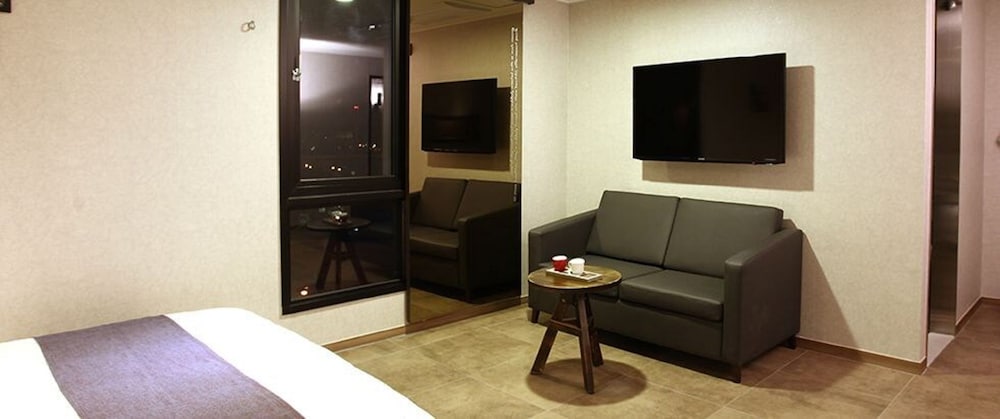 S Hotel 33/44