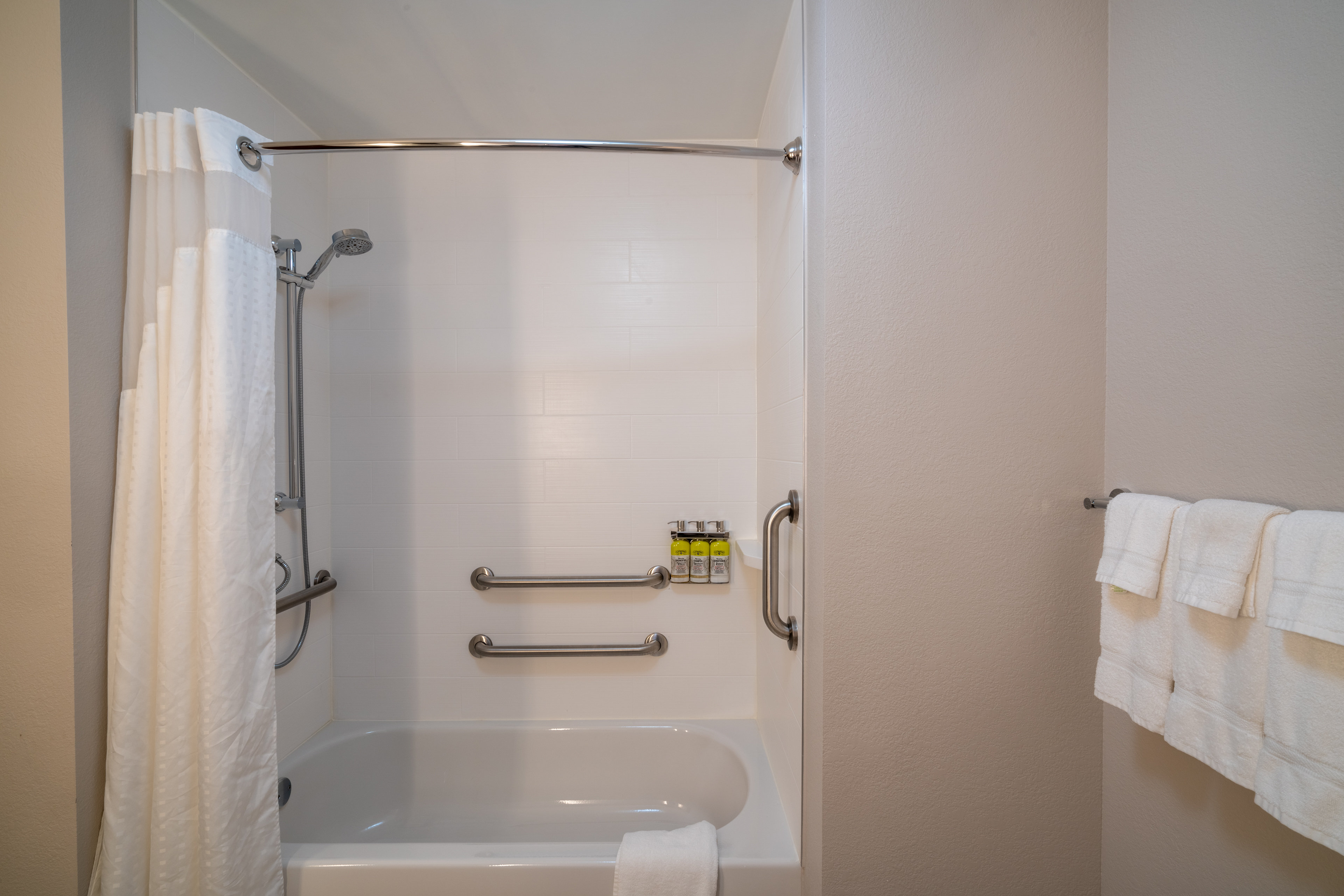 Holiday Inn Express Suites Atlanta Arpt Ne Hapeville 46/47