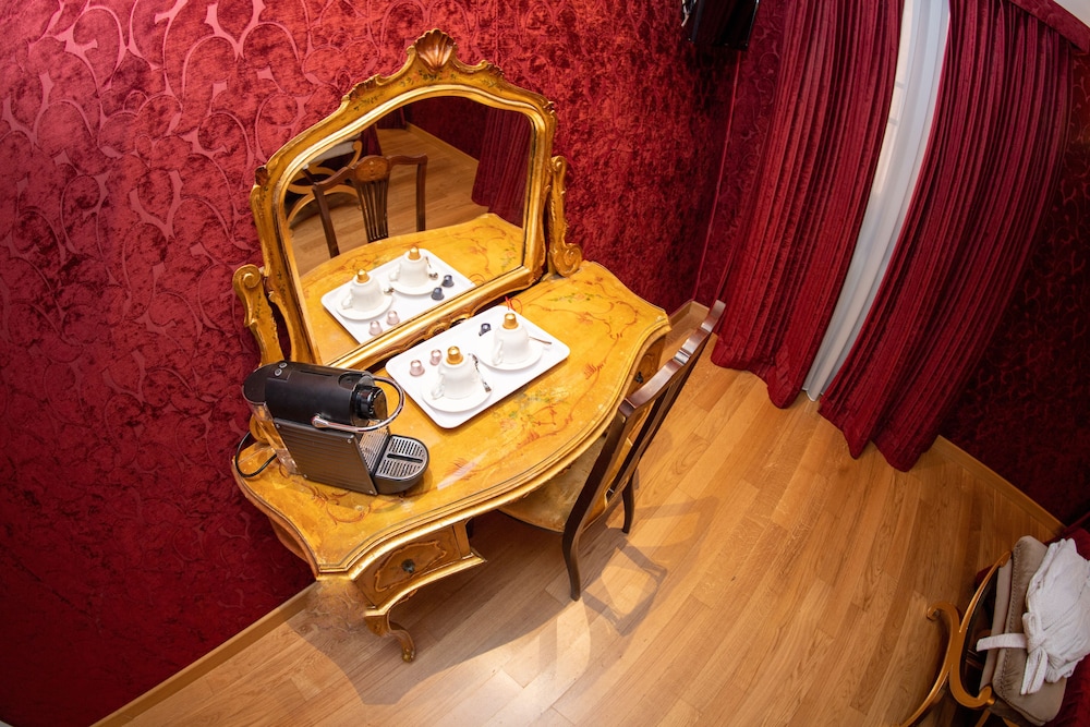 Ca Dell Arte Hotel 6/71