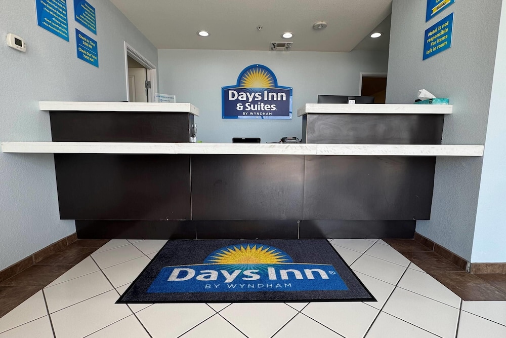 Days Inn & Suites by Wyndham Colorado City/I-20 9/37