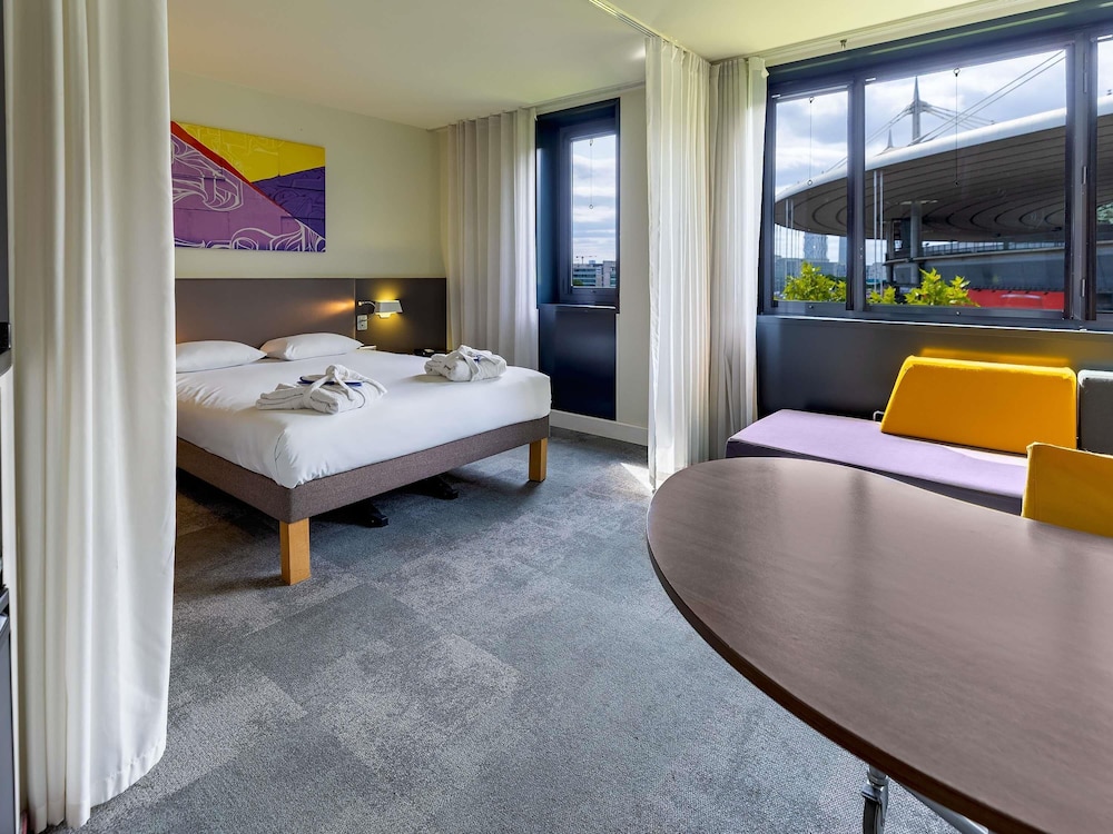 غرفة تنفيذية ثلاثية بسرير مزدوج مع أريكة، Novotel Suites Paris Stade De France 7/10