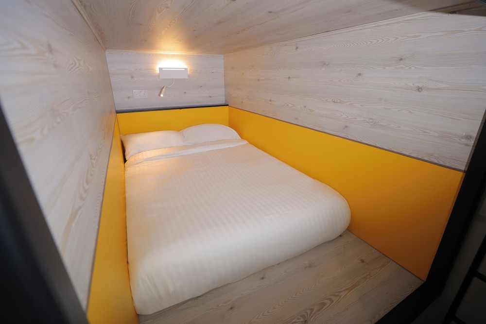 Japanese, Mixed Dorm, Pod, 18 Beds, Shared Bathroom