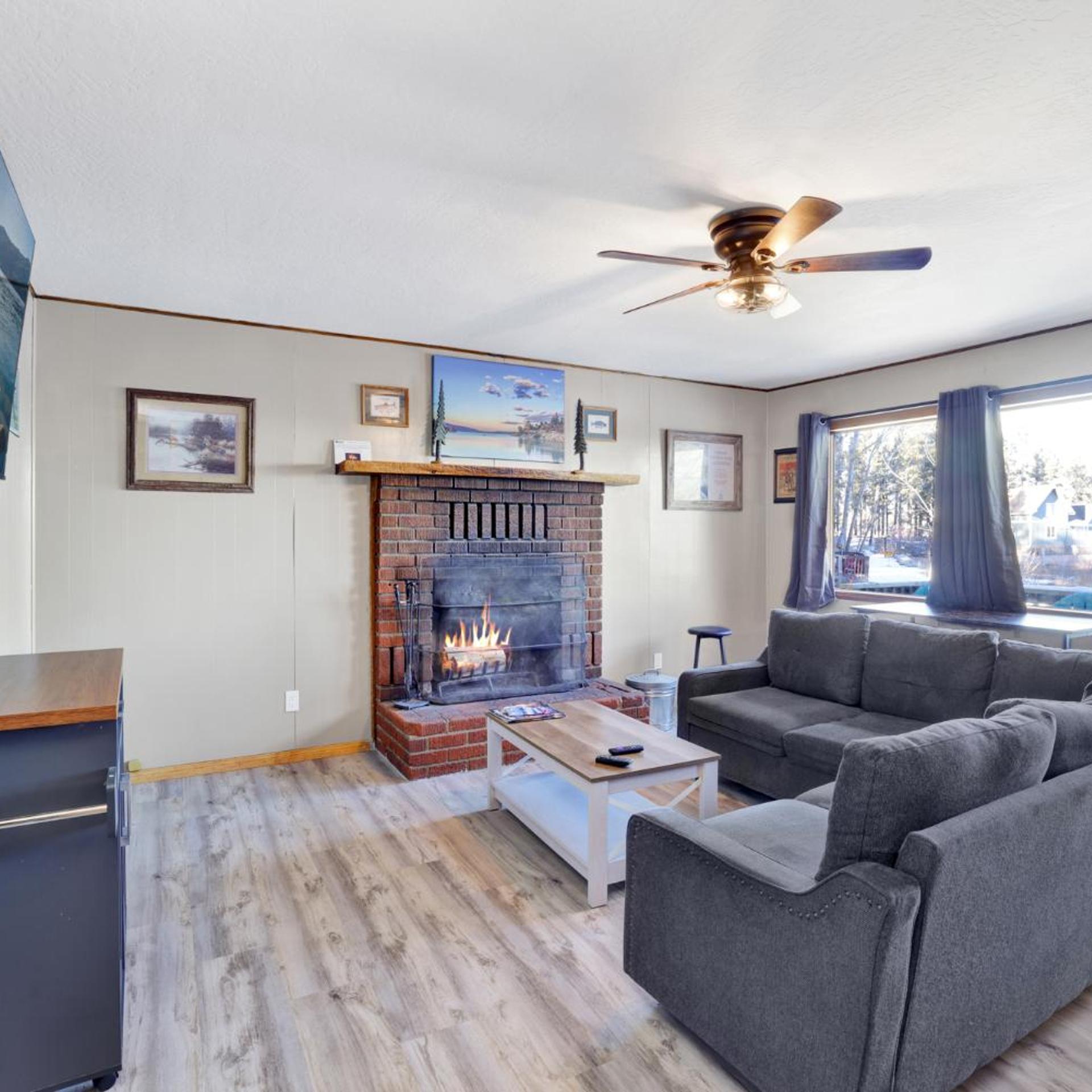 Lakefront Family Cabin by Big Bear Vacations 17/30