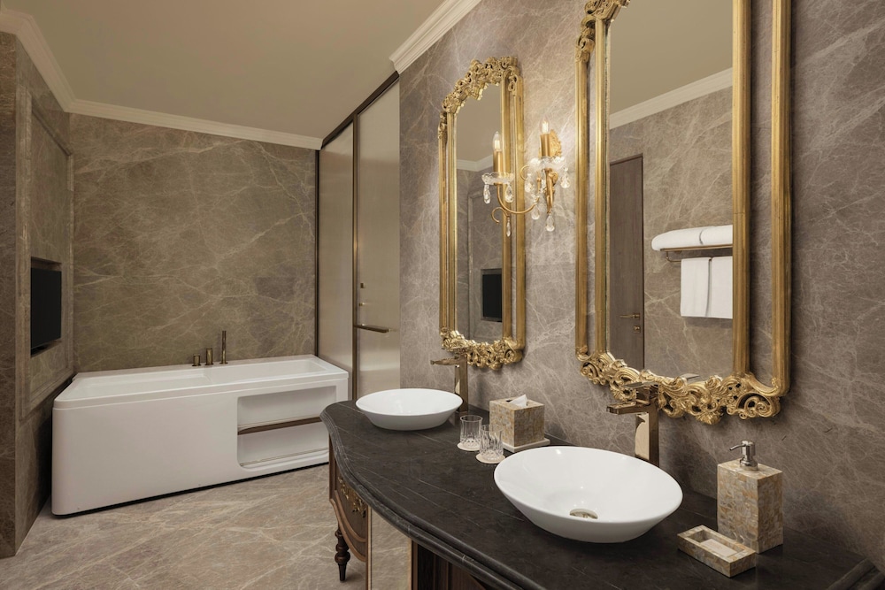 Regal, Suite, 1 King and 2 Double Beds, Garden View, Club Lounge Access، The Soaltee Kathmandu 3/3