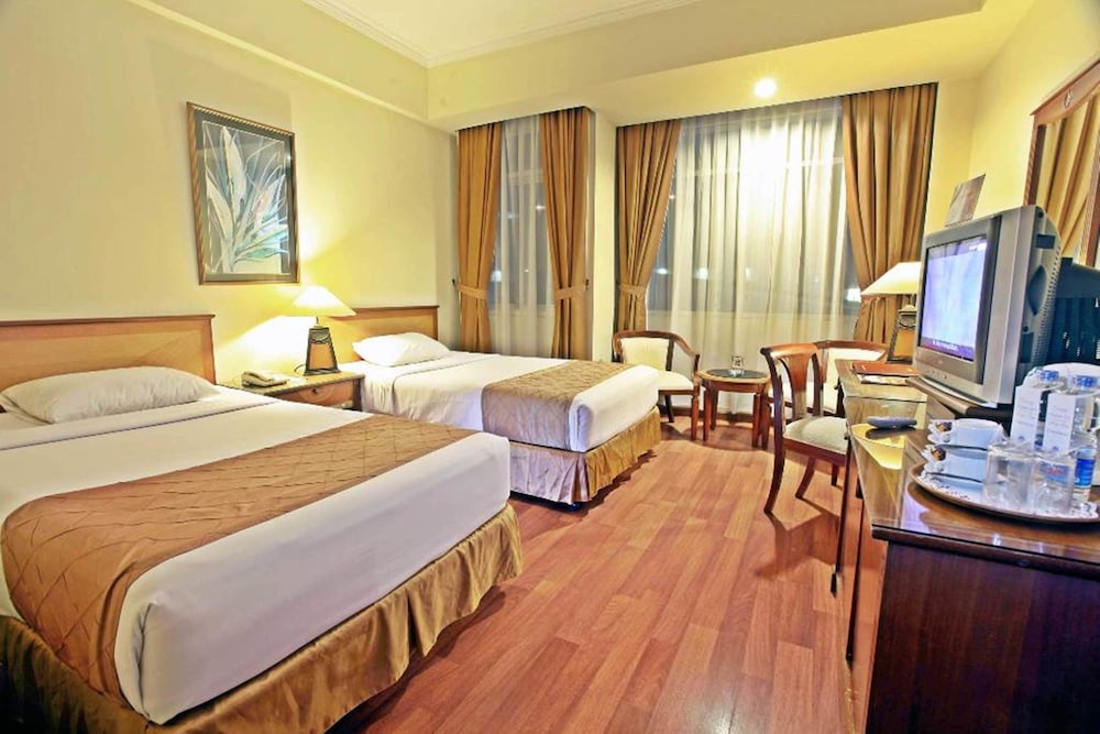 SUPERIOR, TWIN BEDS, CITY VIEW