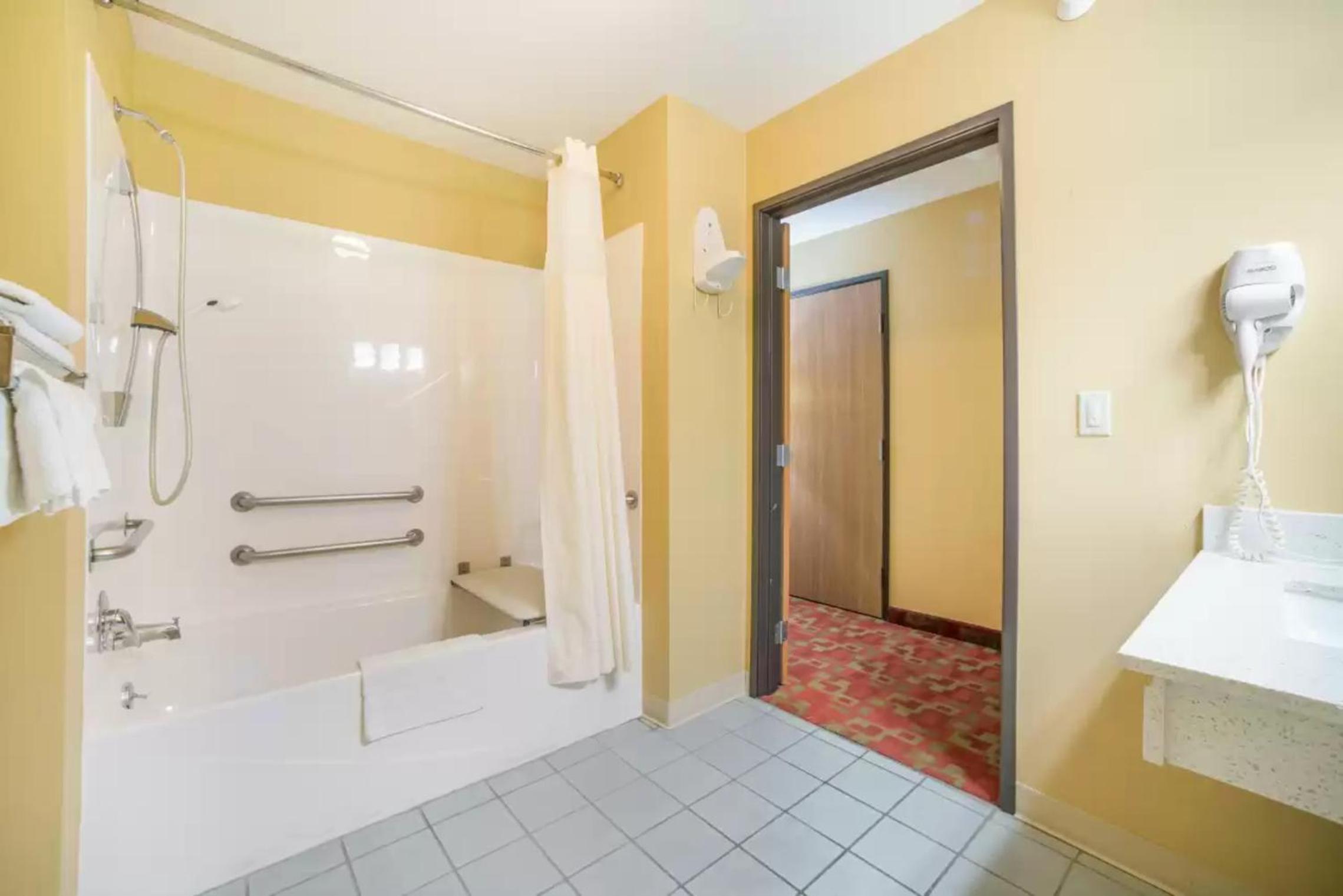 غرفة كبيرة بسرير كينج بحوض جاكوزي، Quality Inn O'Fallon IL - St. Louis 4/5