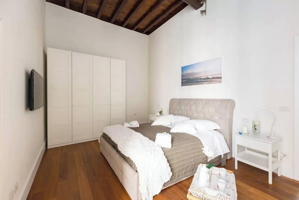 Boutique, World, Apartment, Queen Bed, 2 Sofa