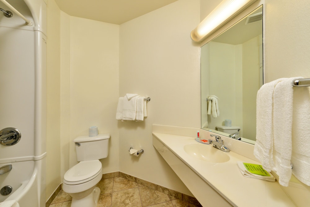 Econo Lodge Belle Fourche, SD 35/36