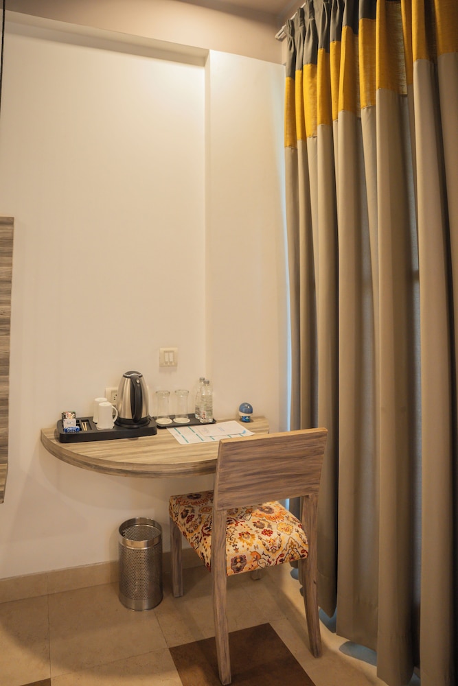 Ahuja Residency Parklane 18/50