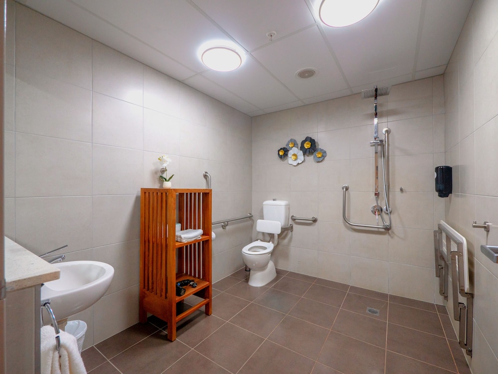 غرفة بسرير كوين بإطلالة على المرفأ لذوي الإعاقة، Ramada Suites by Wyndham Zen Quarter Darwin 2/2