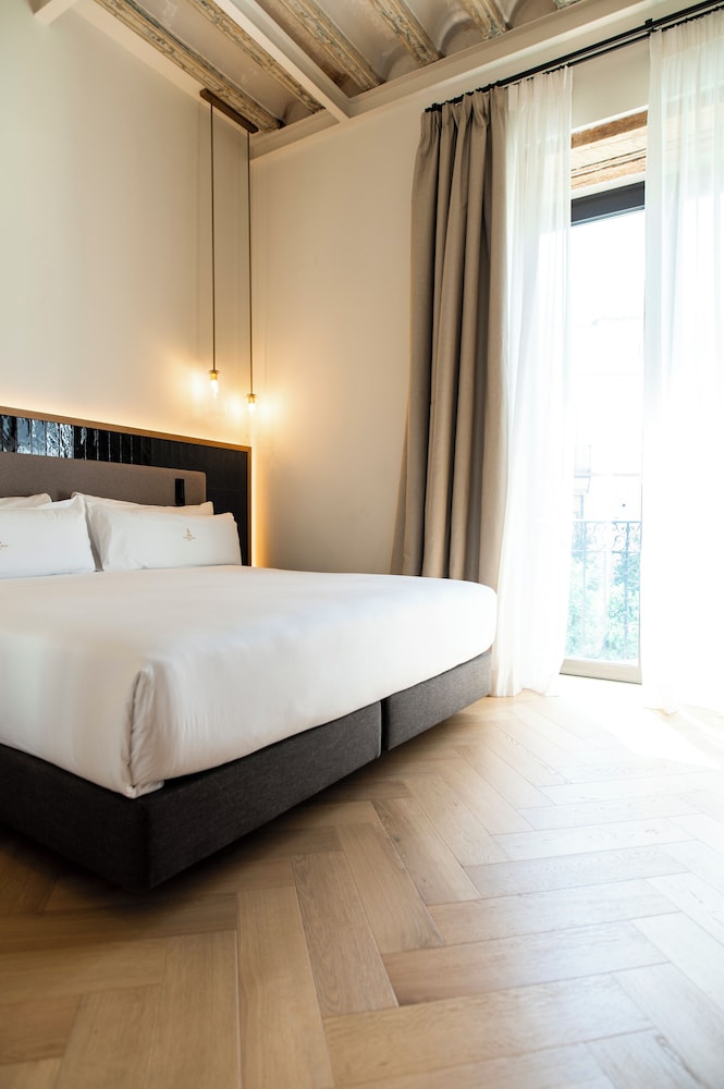 SUPERIOR, DOUBLE OR TWIN BED