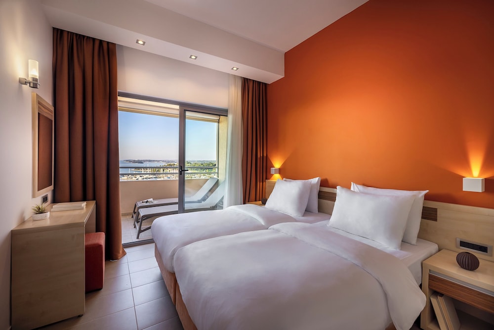 2 BEDROOMS, SUPERIOR, APARTMENT