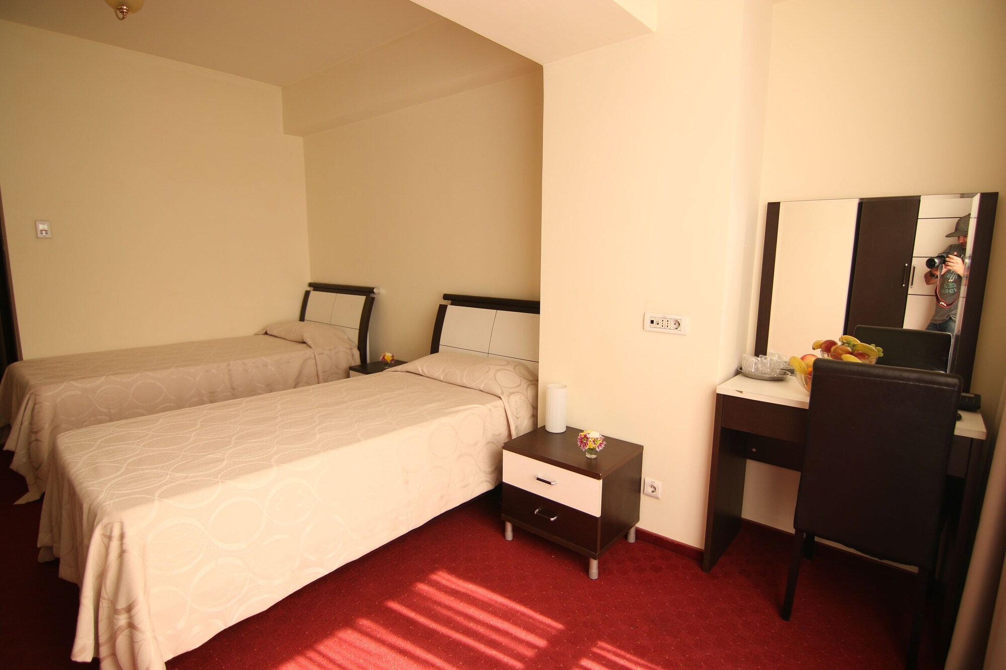 COMFORT, TWIN BEDS