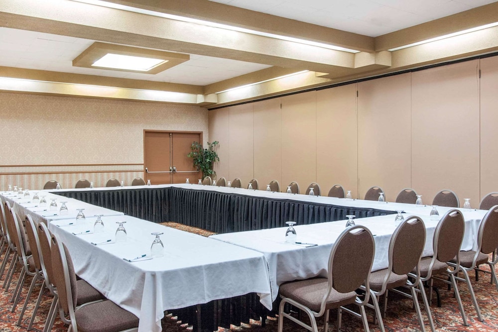 Quality Hotel & Suites Gander 33/37