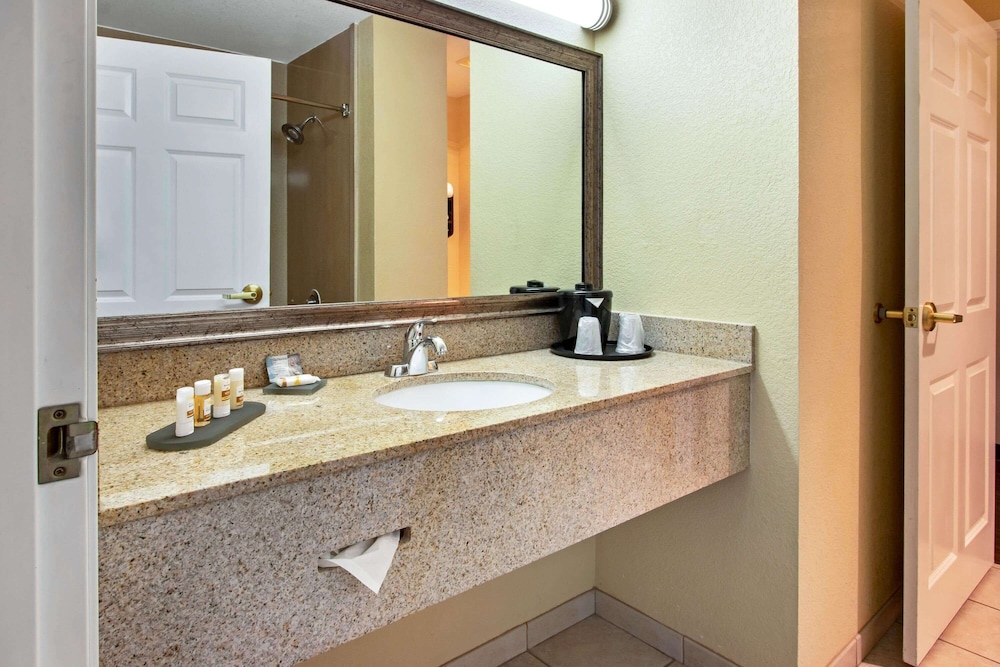 La Quinta Inn & Suites by Wyndham Albuquerque Midtown 26/57