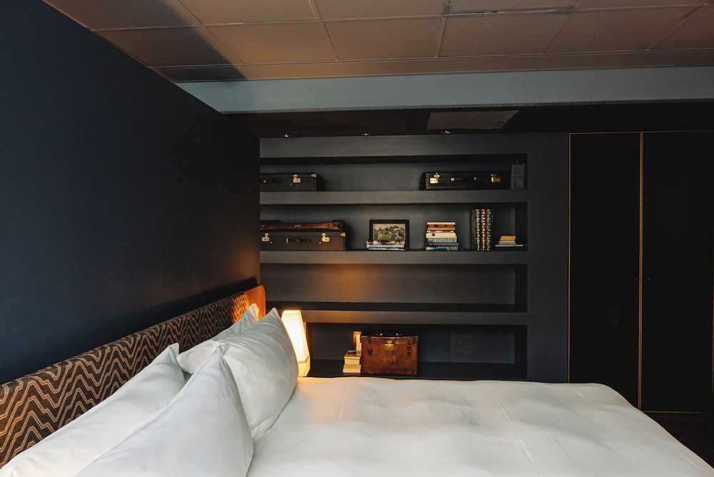 TOWN HOUSE, SUITE