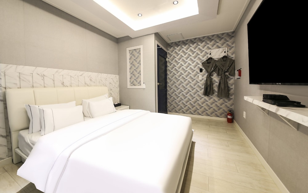 PREMIUM, DOUBLE BED, CITY VIEW