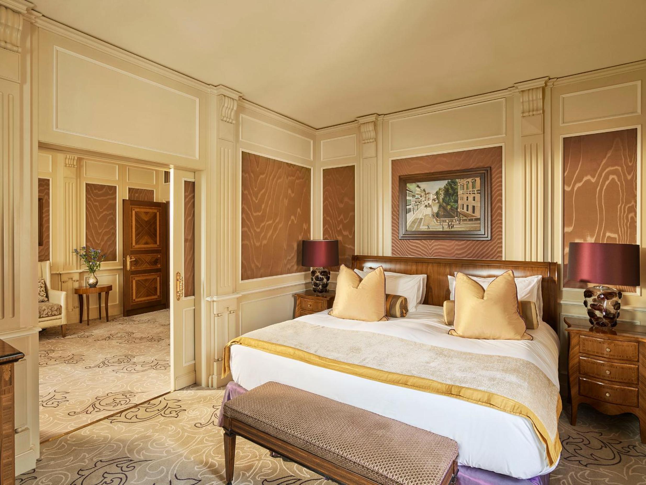 Ambassador, Suite, Queen Bed