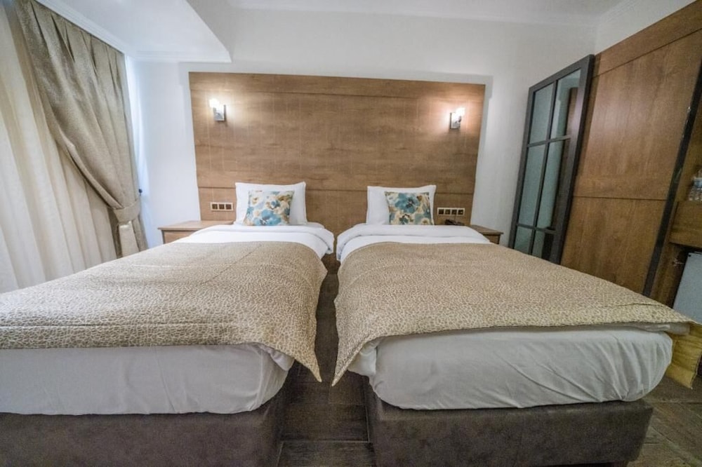 ECONOMY, DOUBLE OR TWIN BED