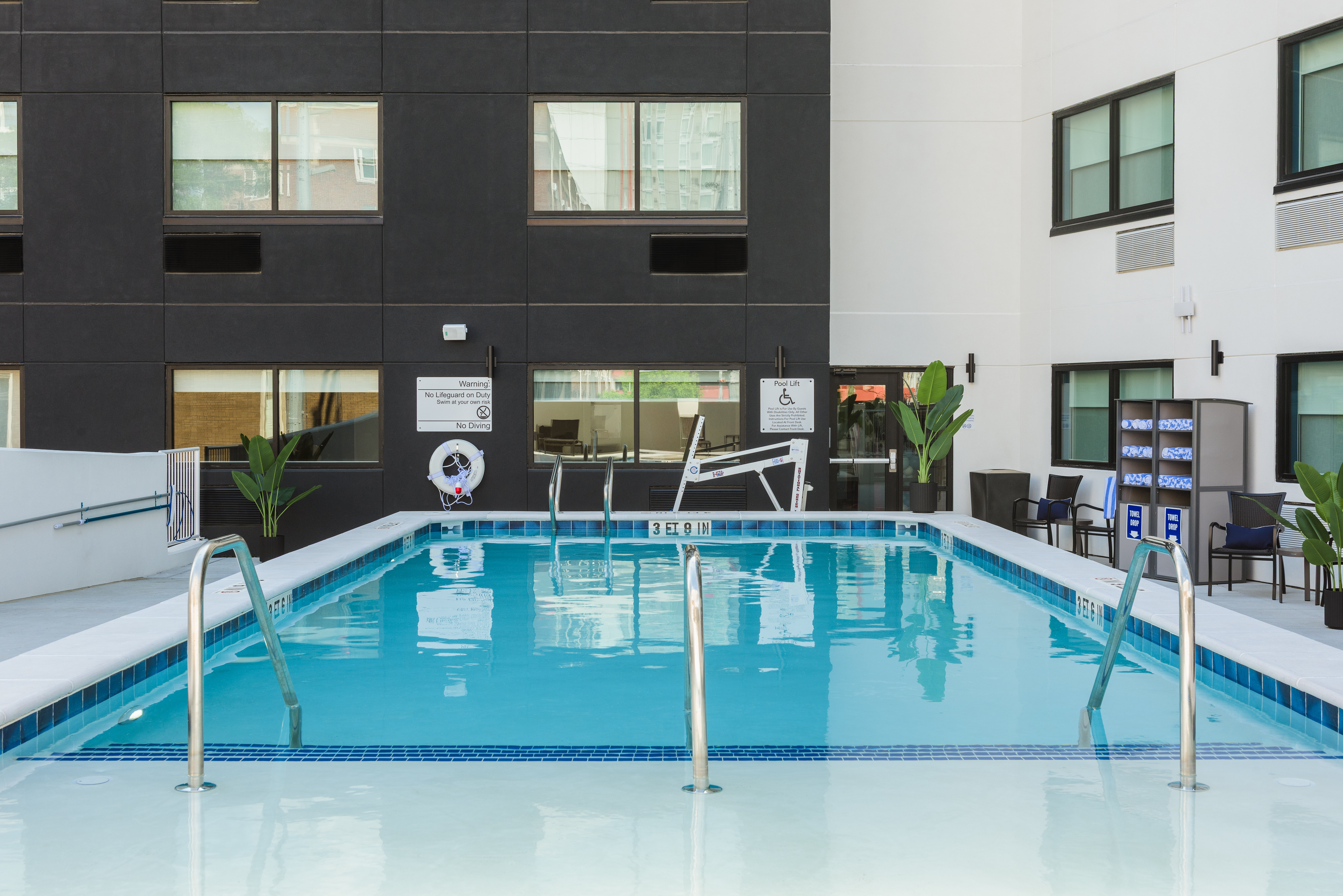 Holiday Inn Express & Suites Nashville West End - Univ Area, an IHG Hotel 4/42